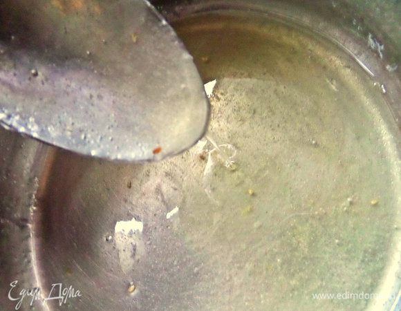 Томим на огне, пока весь сахар не растворится.