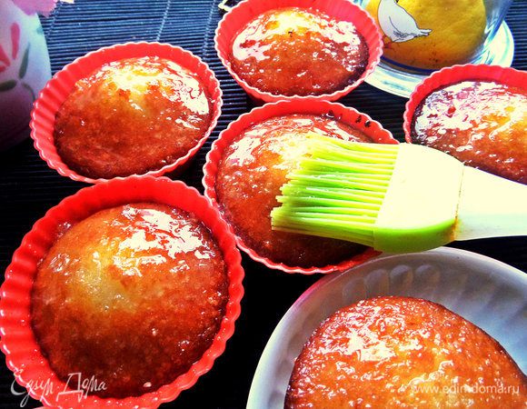 Накалываем палочкой или вилкой верх кексов и пропитываем глазурью, пока не закончится.