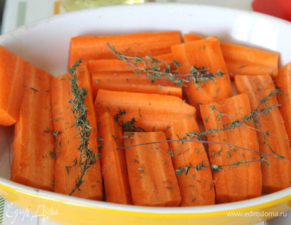 Морковь очистить, порезать продольными полосками, выложить в жаропрочную форму, посыпать свежим тимьяном и поставить в духовку запекаться до мягкости (примерно 30 минут).
