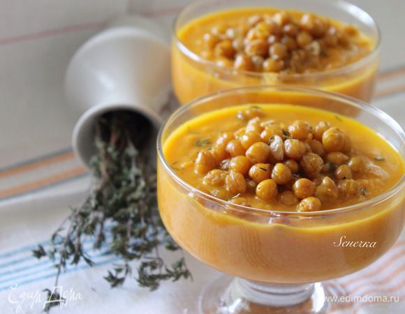 Готовую морковь выложить в кастрюлю, добавить оставшуюся половину отваренного нута, залить водой или бульоном, посолить, можно добавить куркуму и довести все до кипения. Варить 3-5 минут. Пюрировать содержимое кастрюли погружным блендером, добавить 1 ч. л. сока лимона и довести до кипения. Готовый суп разлить по тарелкам, сверху посыпать хрустящим нутом и свежим тимья