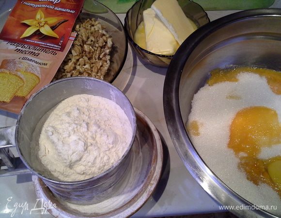 Готовим тесто, размешать: желтки+сахар+сл.масло+разрыхлитель+муку (у меня ушло чуть больше 2 стаканов), можно добавить ванилин (по желанию).
Тесто разделить на 5 частей, положить в мешок и отправить в холодильник на 20 минут.

- Стакан для сахара на 200 мл
- Стакан для муки на 250 мл
