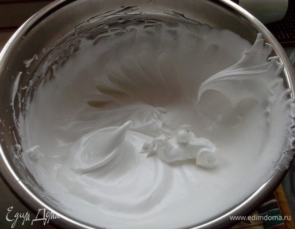 Пока тесто в холодильнике, займемся безе: 5 белков+соль взбить, только потом добавить сахар, взбить до устойчивых пиков. Сразу можно разделить на 4 части, для удобства на 4 коржа.