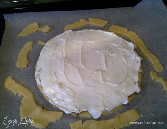 На грецкие орехи выложить безе и поставить в разогретую духовку, выпекать при 180°С 12-15 минут (орехи тоже можно сразу разделить на 4 части).