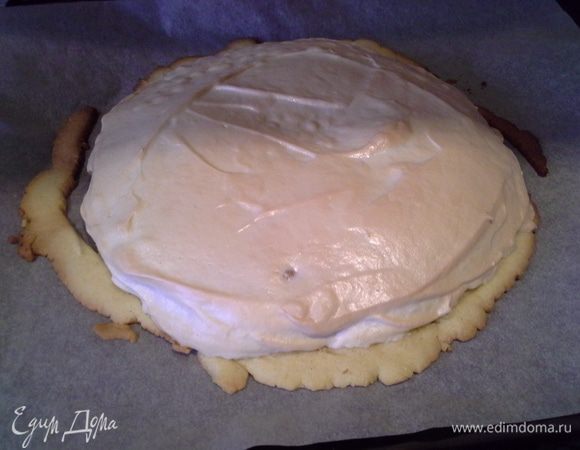 Так выпекаем 4 коржа, пятый простой (дать остыть коржам).
