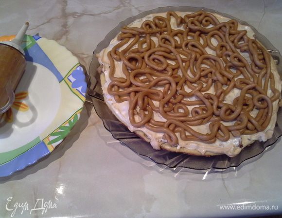 Крем: взбить сл.масло+варен.сгущенку и хорошо перемешать. 
Сборка: на корж нанести крем, у меня получилось 1,5 кондитер. шприца и т.д.