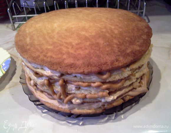 Накрыть пятым коржом и придавить слегка оставшимся кремом с помощью шприца, между коржами нанести крем и сравнять бока.
Кусочки теста, которые выпекались вместе с коржом измельчить (это для украшения).
Приготовить глазурь: молоко 5 ст.л.+2 ст.л. какао+1 ст.л. сухого молока (это для тех, кто любит молочную глазурь)+сахар 5 ст.л., варить, помешивая до загустения, выключить и только в теплую глазурь добавить 1 ст.л сметаны или сл.масла. Можно заменить растопленным шоколадом.
Покрыть верхний корж в 2 слоя.