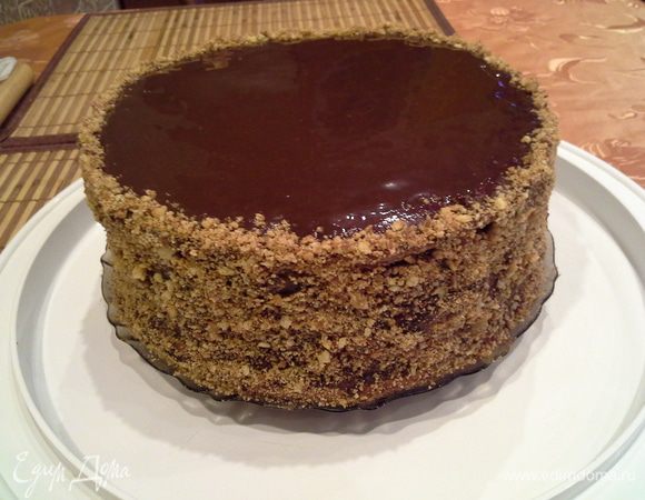 Украсить и поставит на сутки в прохладное место.
Торт невероятно вкусный, коржи мягкие, очень нежные.
Я люблю пропитанные торты, но этот просто идеальный в песочном исполнении.