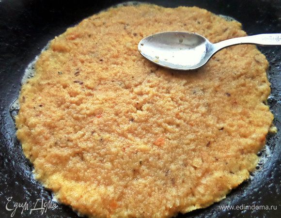На сковороду с маслом распределяем "тесто" и разравниваем ложкой. Можно это сделать прямо на огне, если нужен срочно завтрак, только имейте ввиду, что края основы тогда быстро "схватятся"!