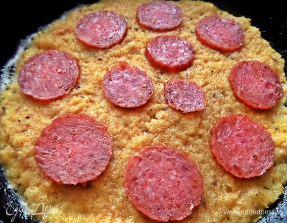 Основа уже прогревается, выкладываем на неё колбасу.