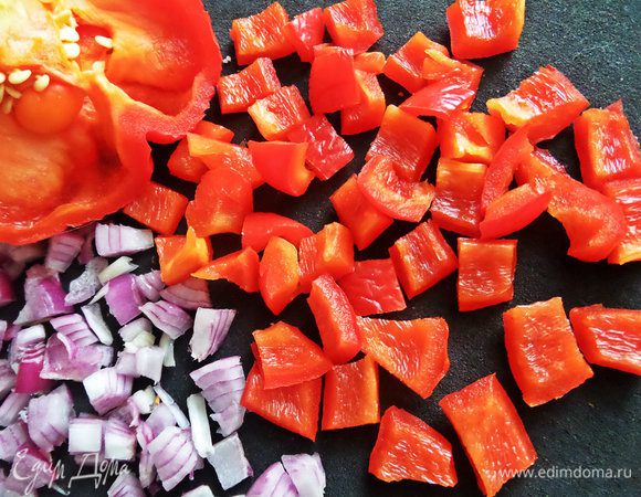 Лук, перец измельчить.