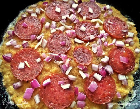 Рассыпаем сверху лук. Можно и зелёный кстати!