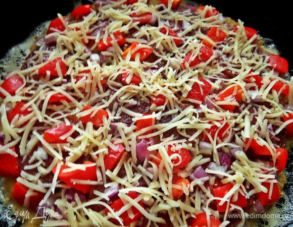 Классическое завершение-присыпаем верх тёртым сыром. Накрываем крышкой буквально на 5 минут и потом выключаем огонь.