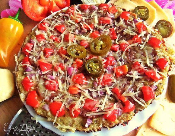 Открываем, переносим на общую тарелку нашу ленивую пиццу.