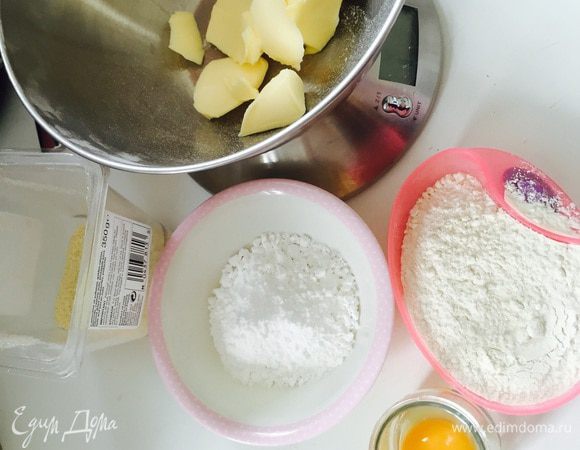 И так начинаем с песочного теста. Подготавливаем ингредиенты (масло должно быть размягченное).