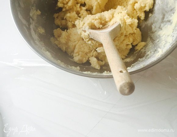 Растираем деревянной лопаточкой масло (просто мне так удобней — ничего никуда не летит и не брызгается). Добавляем сахарную пудру, хорошенько перетираем. Далее яйцо. Потом просеянную миндальную и пшеничную муку.