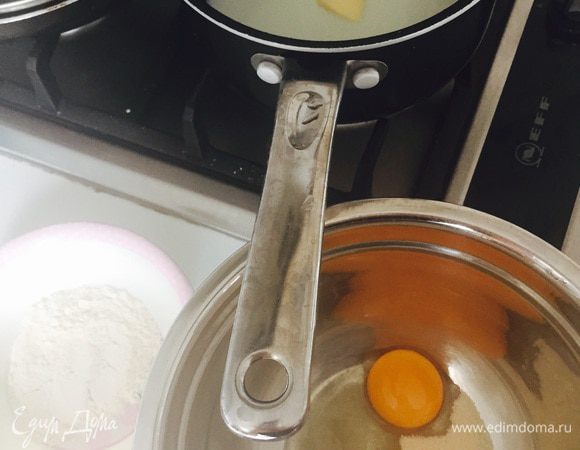 Теперь варим крем (идет потом во франжипан). Ставим на огонь молоко с маслом.