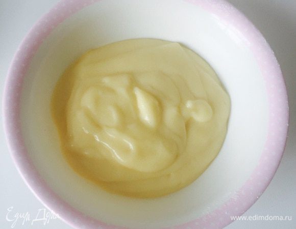 Растираем яйцо с сахаром. Добавляем крахмал. Заливаем горячим молоком, интенсивно мешаем. Возвращаем на огонь и варим пару минут до загустения, все время мешаем. Убираем с огня, остужаем, отставляем пока.