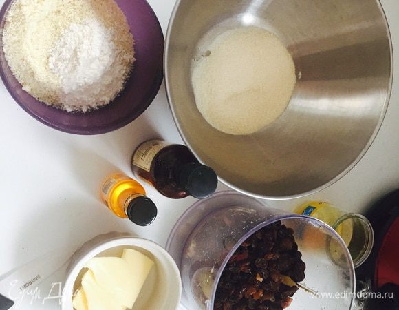 Теперь подготовим все продукты для франжипана. Масло тоже должно быть размягченное. И нагреваем духовку до 180°С.