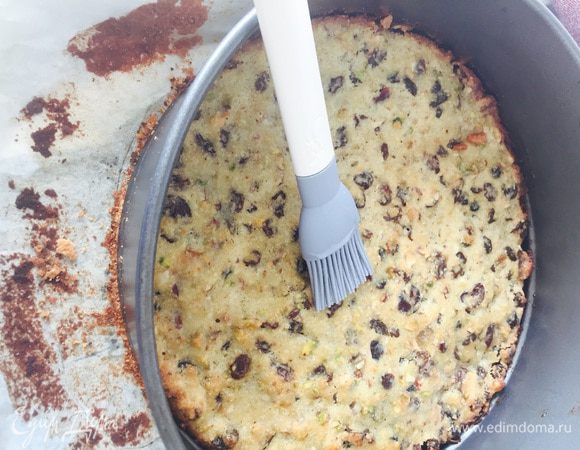 Через полчаса достаем нашу двойную основу. Горячий франжипан, если среди едоков нет детей, можно пропитать апельсиновым ликером или, как я, просто соком от персиков.
.