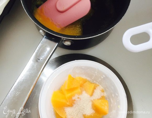 Для желе я взяла консервированные персики. Часть из них пюрировала, часть нарезала кубиками. И так, замачиваем желатин. Нагреваем пюре. Отжатый набухший желатин распускаем в пюре, хорошенько мешаем. Потом сахар и оставшиеся персики. 