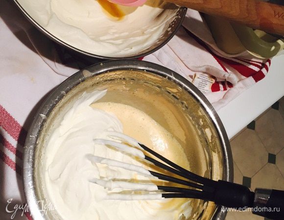 В три этапа вводим взбитые сливки в желтково-медово-желатиновую смесь.