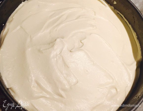 Мусс готов. Достаем нашу заготовку, распределяем мусс по желе и ставим в морозильник до полного застывания.