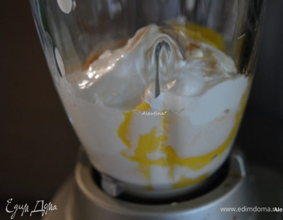 Очистить спелый манго от кожуры и косточки. Добавить молоко миндальное или обычное, йогурт, ванильный экстракт, лед по желанию.