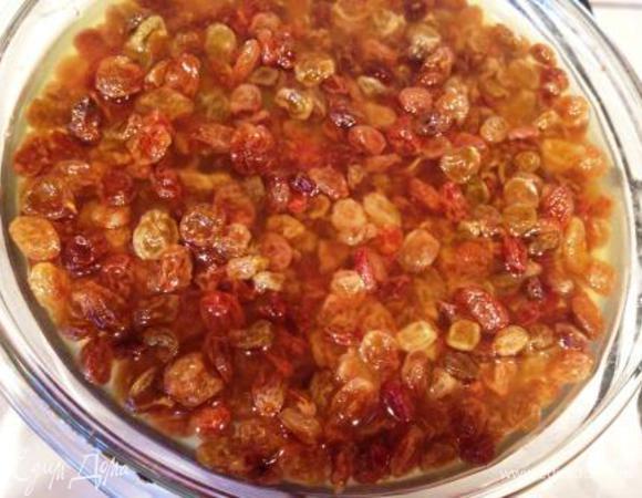 Изюм замочить в кипятке или в коньяке.