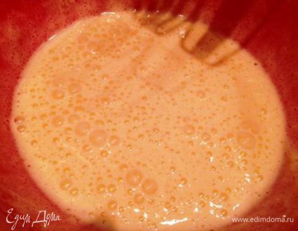 Для крема поставить на огонь молоко, а тем временем, взбить яйца с сахаром, добавить муку и ванилин, перемешать.