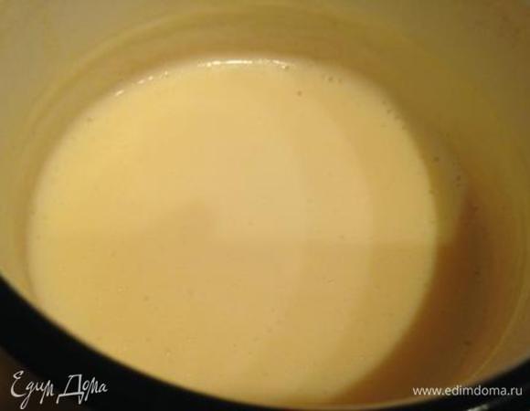 Когда молоко начнет закипать, влить примерно 1/3 его тонкой струйкой в яичную массу, перемешать. 
Затем все вернуть обратно в кипящее молоко и, помешивая, варить до загустения примерно 5 минут. Остудить (для ускорения процесса я ставлю кастрюльку с кремом в миску с холодной водой).
