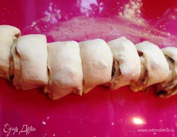 Свернуть в рулет и нарезать на кусочки (примерно 2 см).