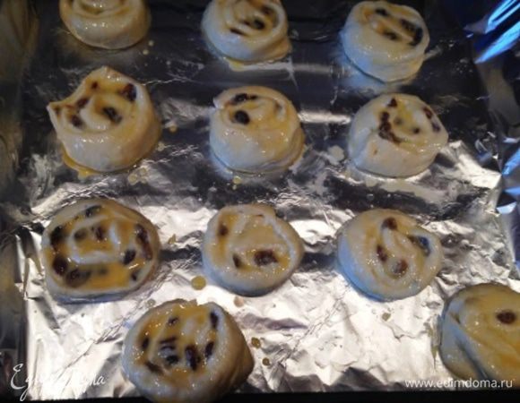 Выложить булочки на пергаментный лист (или смазанную маслом фольгу), при желании смазать желтком.