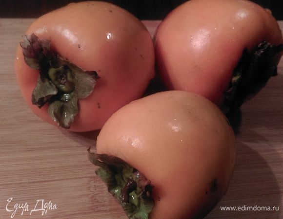 С хурмы счищаем шкурку и разминаем вилкой. У меня была твердая хурма, я пропустила ее через блендер.