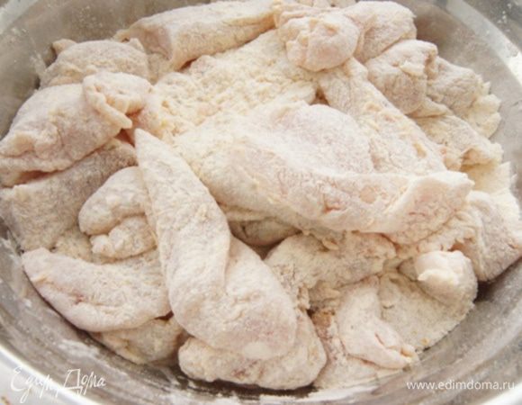 Куриное филе вымыть, обсушить и порезать на полосочки. Обвалять в муке со специями.