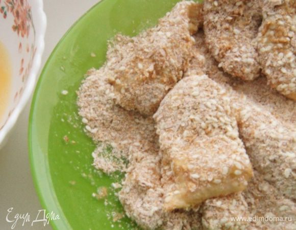Приготовить две миски: в одной взболтать яйца. В другой смешать кунжут и панировочные сухари. Обваленную в муке курочку обмакнуть в яйца, потом в сухари и обжарить в разогретом растительном масле до золотистого цвета, перевернув один раз. Она жарится быстро.