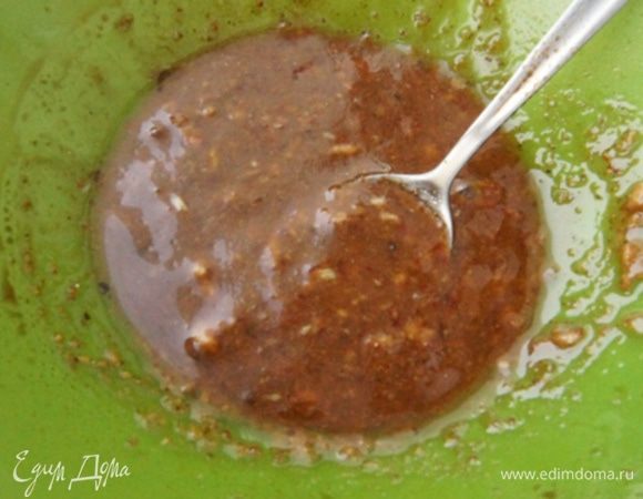 Приготовить острый соус, смешав все ингредиенты. Бальзамический уксус смело заменяйте на винный, а сухой чили на свежий. По желанию можно добавить свежей зелени.