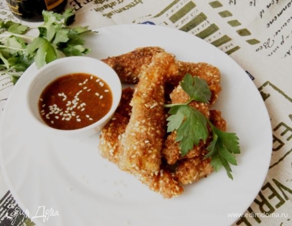 Подавать обжаренные куриные палочки с острым соусом!