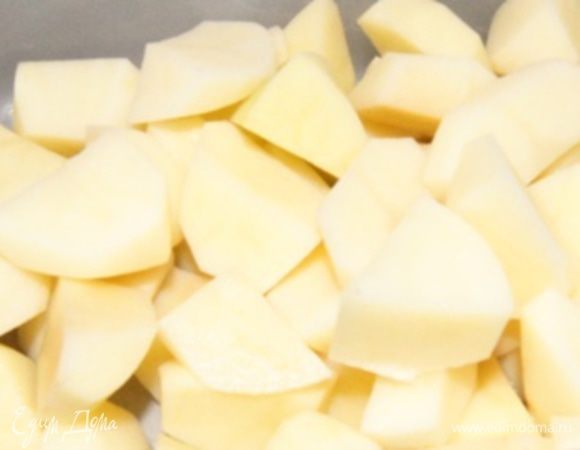 Картофель почистить и порезать крупными кубиками. Лук почистить и порезать полукольцами. Баранину вымыть и порезать крупными кубиками.