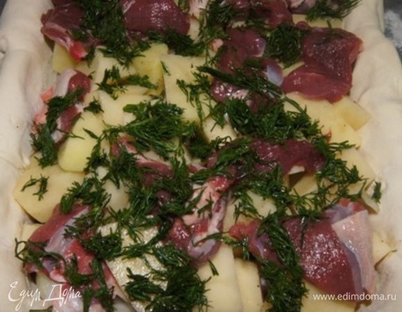 Выкладываем баранину, картофель и лук слоями. Солим, перчим и присыпаем свежим рубленым укропом.