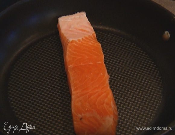 Семгу сбрызнуть лимонным соком и 1–2 ст. ложками оливкового масла, немного посолить, поперчить и дать слегка замариноваться, затем выложить на разогретую сковороду кожей вниз и, не переворачивая, пожарить. За 2–3 минуты до готовности накрыть сковороду крышкой.