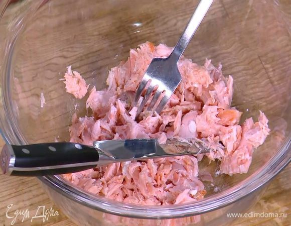 Готовую семгу, удалив косточки, разобрать на небольшие кусочки.