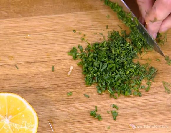Шнитт-лук и укроп мелко порубить.