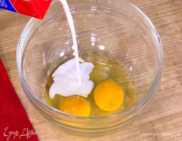 Яйца соединить с молоком, посолить, поперчить и перемешать.