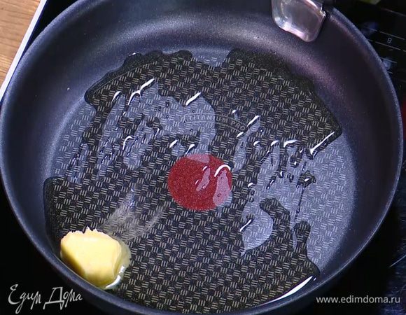 Разогреть в сковороде оставшееся оливковое и сливочное масло.