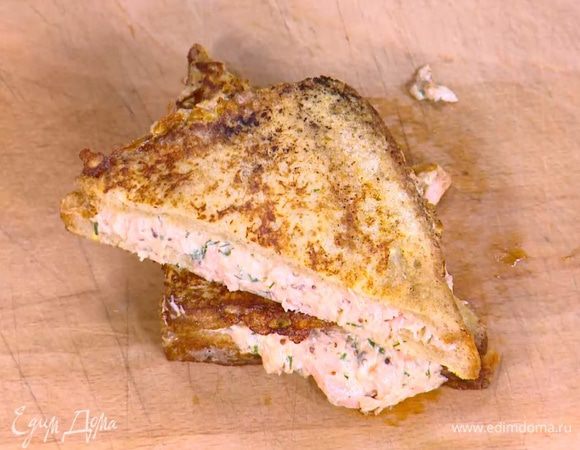 Обжаренные сэндвичи разрезать по диагонали пополам.