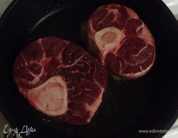 Обжариваем стейк до готовности.
Нужно посолить стейк по вкусу, а перец добавить потом, когда он будет готов, так как если его посыпать сначала, то перец просто сгорит.
На сильно разогретую сковороду кладу стейк и веточки розмарина.  
Жаря стейк, я его переворачиваю каждые 20 секунд щипцами.
Готовность я проверяю с помощью термометра, его нужно воткнуть в середину стейка и поверить сколько он градусов внутри (у меня 70 градусов).

Если стейк толщиной 3 см (степень прожарки и время, если нет термометра):
-стейк с кровью то это 50 градусов (жарить около 3 минут);
-стейк средней прожарки то 55 градусов (жарить примерно около 4 минут);
-стейк полной прожарки это 70 градусов ( жарить примерно около 5 минут).
Но все зависит от толщины стейка. 


 