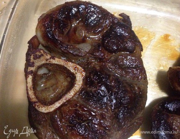 После того как мы пожарили стейк до нужной степени, кладем его на тарелку или решетку с противнем и даем ему отдохнуть 5 минут.