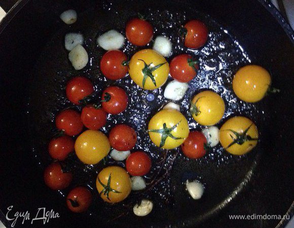 Пока стейк отдыхает, подготавливаю гарнир.
У меня есть 4 початка кукурузы, купленных в магазине, они уже приготовлены на гриле и заморожены. Разогреваю их в духовке по инструкции.
На сковороде, в которой жарился стейк, обжариваю помидоры и чеснок буквально три минуты. 