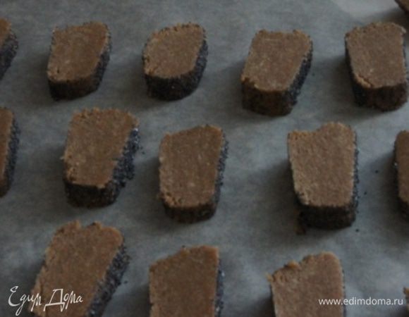 Нарезать на печеньки, толщиной около сантиметра. Уложить их на бумагу для выпечки.
Духовка разогрета до 180°С. Выпекать печенье около 15 минут.