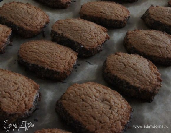 Они должны слегка подрумяниться. Когда вы достанете их, они будут мягкие. Теперь нужно оставить их немного подсохнуть (минут на 5) и только потом лопаткой снять. Они очень хрупкие и легко могут сломаться.